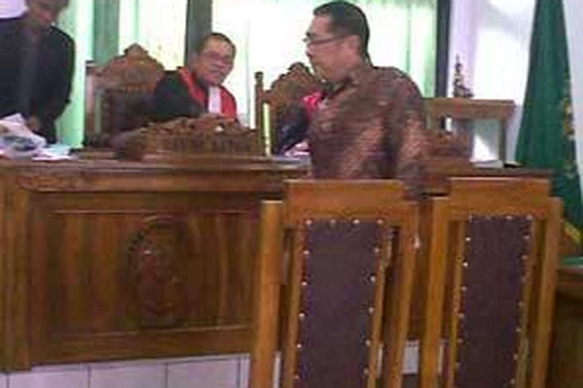 Jery Hermawan Lo, saksi dalam perkara pidana pembunuhan berencana atas Nasrudin Zulkarnaen, Senin (26/10/2009) di Pengadilan Negeri Tangerang, Banten.