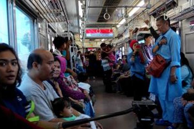 Suasana perayaan upacara bendera di salah satu gerbong KRL Commuter Line nomor KA 1125 jurusan Bogor-Jakarta Kota, Senin (17/8/2015).