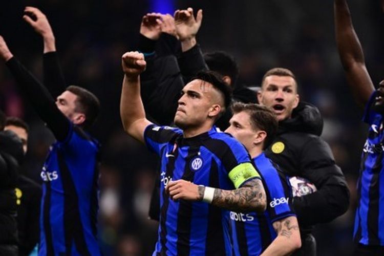 Penyerang Inter Milan, Lautaro Martinez (tengah), bersama rekan-rekan setimnya merayakan kemenangan atas FC Porto dalam laga leg pertama babak 16 besar Liga Champions 2022-2023 di Stadion Giuseppe Meazza, Milan, pada 22 Februari 2023. Inter akan melawan Manchester City pada laga final di Istanbul, 11 Juni mendatang. (Foto oleh MARCO BERTORELLO/AFP)