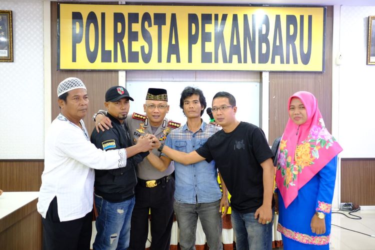 Kapolresta Pekanbaru Kombes Pol Susanto, Camat Rumbai Pesisir Indah Vidya Astuti,  tokoh masyarakat dan keduabelah pihak yakni kelompok pemuda yang terlibat tawuran berdamai setelah dilakukan mediasi di Polresta Pekanbaru, Jumat (17/5/2019). Dok. Polresta Pekanbaru 