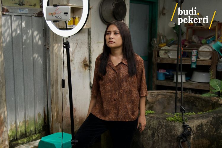 Penampakan Prilly Latuconsina dalam film Budi Pekerti karya sutradara Wregas Bhanuteja.