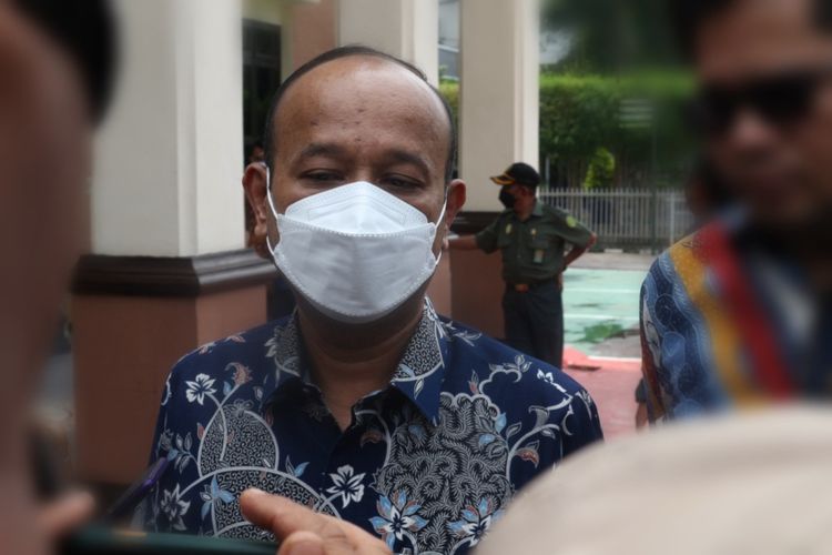 Deny Hariyatna, Kuasa hukum tersangka kasus pencabulan berinisial MSA, usai menghadiri persidangan praperadilan di Pengadilan Negeri Jombang, Jawa Timur, Kamis (20/1/2022).