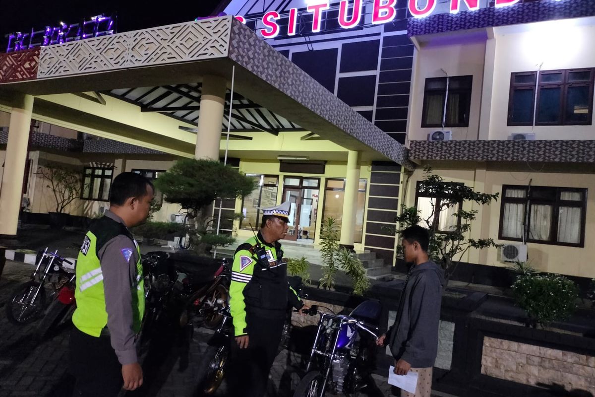 Foto:Satlantas Polres Situbondo melakukan razia dan menahan puluhan sepeda motor di Mapolres Situbondo pada Sabtu (25/2/2023)