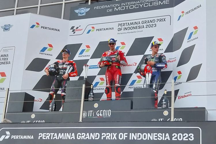 Francesco Bagnaia (Ducati) berdiri di podium pertama usai memenangi balapan MotoGP Mandalika 2023 di Sirkuit Mandalika, Lombok, Nusa Tenggara Barat, Minggu (15/10/2023).