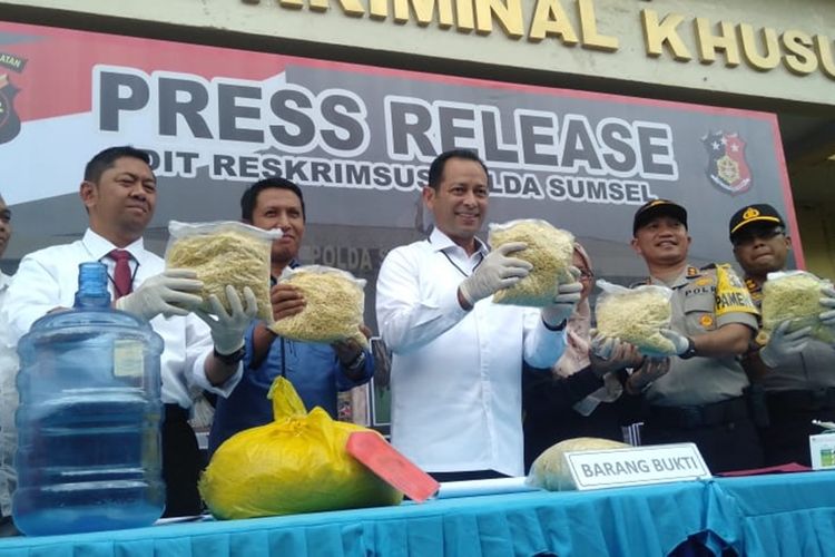 2,4 ton mi basah yang mengandung formalin diamankan Polda Sumatera Selatan, setelah salah satu pabrik dibongkar petugas. Selain mi, polisi juga mengamankan pemilik pabrik yakni Frengky Wijaya, Selasa (10/12/2019).