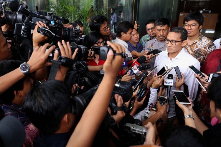 Sandiaga Uno memberikan keterangan pers seusai diperiksa di Gedung Komisi Pemberantasan Korupsi (KPK), Jakarta, Jumat (14/7/2017). Sandiaga Uno diperiksa sebagai saksi dan memberikan keterangan untuk tersangka mantan Direktur Utama PT Duta Graha Indah (DGI), Dudung Purwadi.