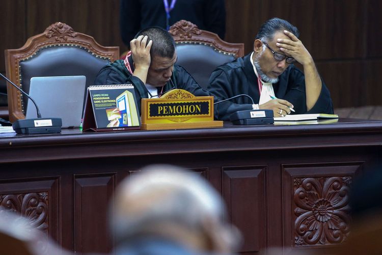 Tim kuasa hukum pasangan calon presiden no urut 02 Prabowo Subianto - Sandiaga Uno saat sidang putusan sengketa pilpres 2019 di Mahkamah Konstitusi, Jakarta, Kamis (27/6/2019).