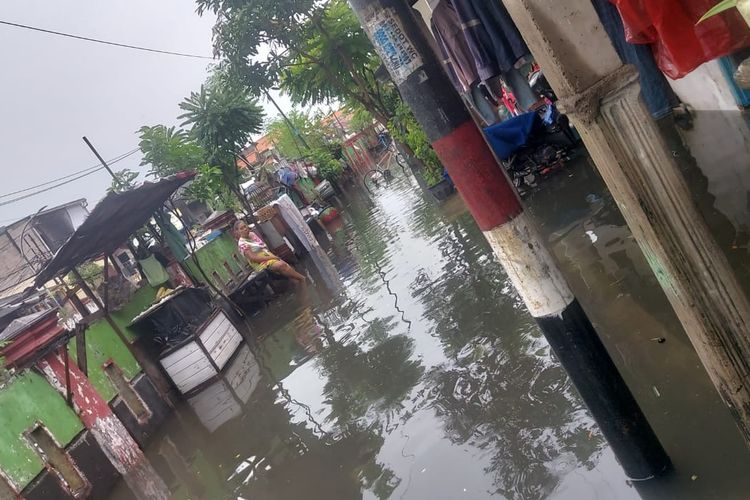 Kondisi banjir rob di pemukiman warga wilayah Tambak Mayor Utara, Kecamatan Asemrowo, Surabaya saat musim hujan tiba.