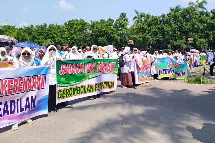 Warga Thoriqoh Siddiqiyyah Ploso, Kabupaten Jombang, Jawa Timur, menggelar aksi damai dan doa bersama di alun-alun Jombang, Senin (20/1/2020).