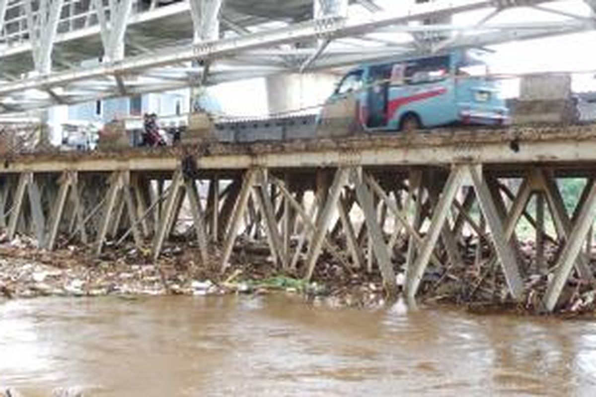 Kecamatan Rawajati, Kelurahan Pancoran, Jakarta Selatan pada Sabtu (27/12/2014) subuh terkena banjir akibat hujan deras yang mengguyur Bogor, Jawa Barat, Jumat (26/12/2014).