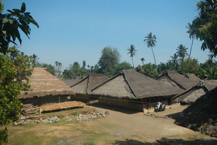 Rumah Adat Berugaq Sekenam khas Nusa Tenggara Barat.