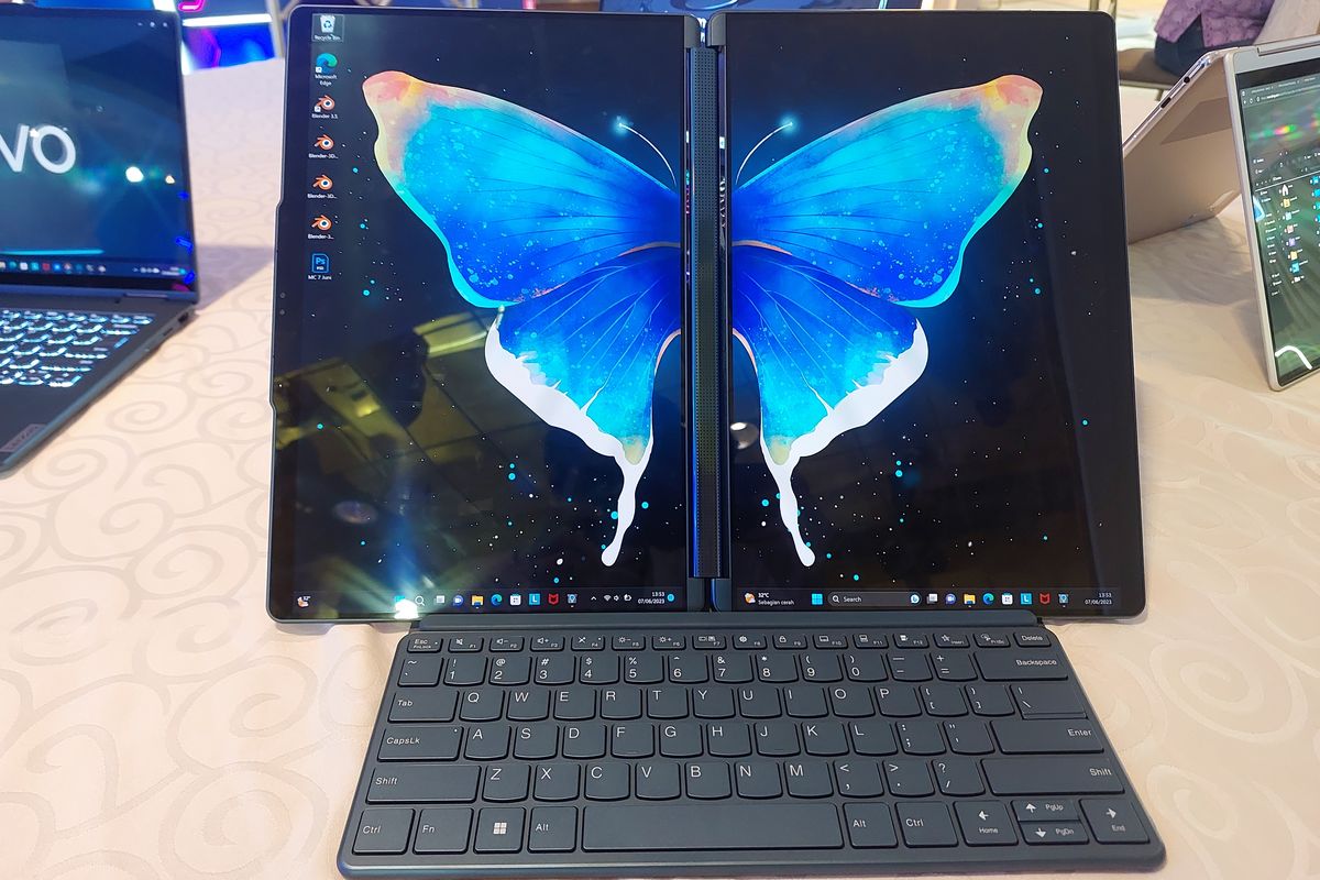 Laptop Yoga Book 9i dalam mode buku. Laptop ini resmi dirilis di Indonesia pada Rabu (7/6/2023).