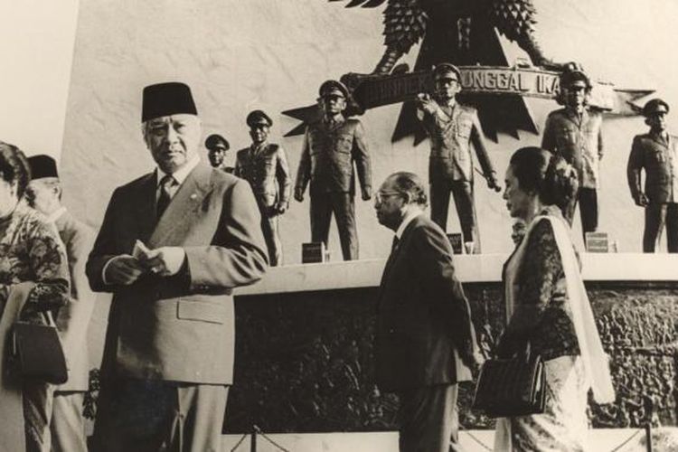 Presiden Soeharto bertindak sebagai inspektur upacara pada peringatan Hari Kesaktian Pancasila di Lubang Buaya, Jakarta Timur hari Kamis (1/10/1987). Kepala Negara dan Ny Tien Soeharto serta Wapres dan Ny Karlinah Umar Wirahadikusumah selesai upacara melakukan peninjauan keliling.