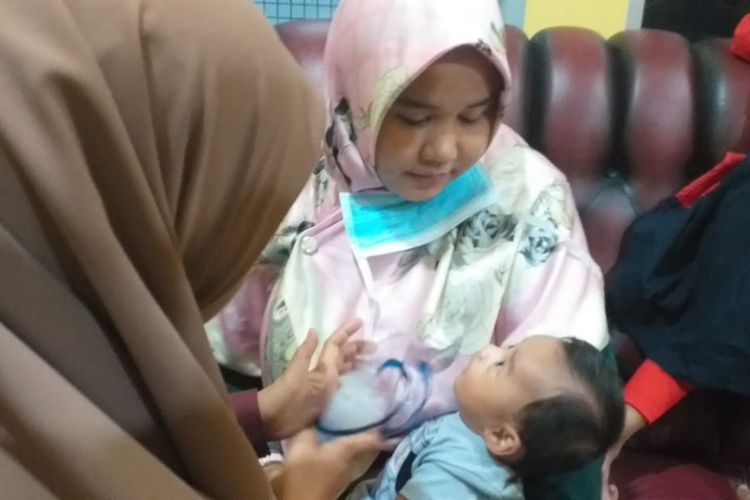 Seorang bayi laki-laki usia dua bulan terdampak kabut asap karhutla, diberikan nebulizer di posko kesehatan PKS Riau di Pekanbaru, Riau, Jumat (13/9/2019).