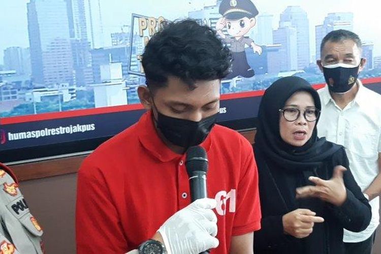 RA (22), pemimpin geng motor 'Enjoy MBR 86' meminta maaf secara terbuka di hadapan jajaran Polres Metro Jakarta Pusat dan awak media, Kamis (4/3/2021).
