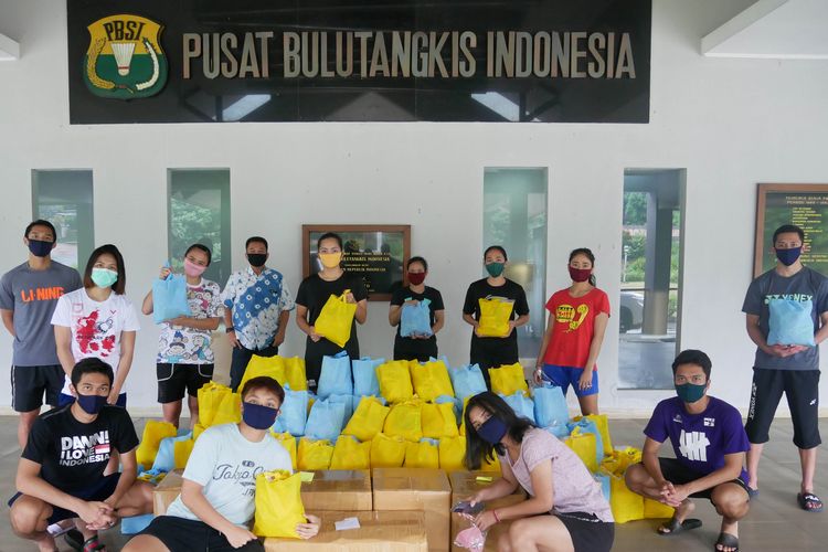Para atlet bulu tangkis Indonesia yang tergabung dalam pelatnas Cipayung menyiapkan paket sembako untuk warga terdampak virus corona. 