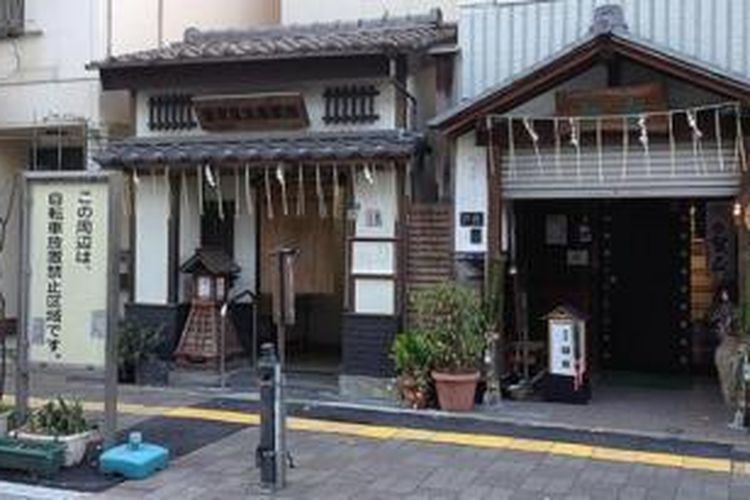 Bangunan ini didesain sebagai rumah tradisional Jepang. Padahal ini sebenarnya toilet. 