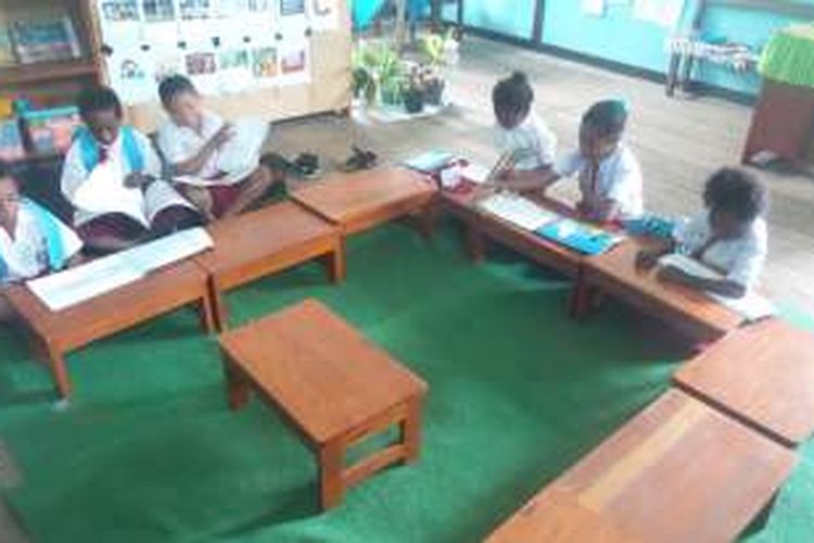 Salah satu ruang kelas di SD YPK Amai yang tidak memiliki bangku dan meja yang layak.