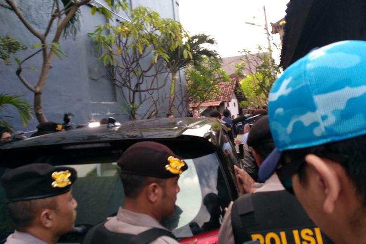 Polisi mengawal ketat mobil yang ditumpangi Corby saat meninggalkan kediaman kakaknya di Kuta, Bali