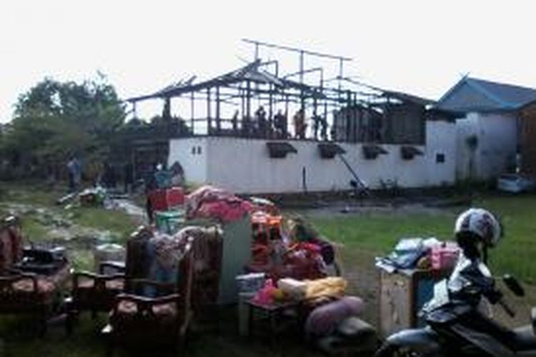 Rumah kost yang dihuni oleh sejumlah mahasiswi yang tengah berlibur Ramadhan di Kabupaten Bone, Sulawesi Selatan ludes dilalap api. Sabtu, (28/06/2014).