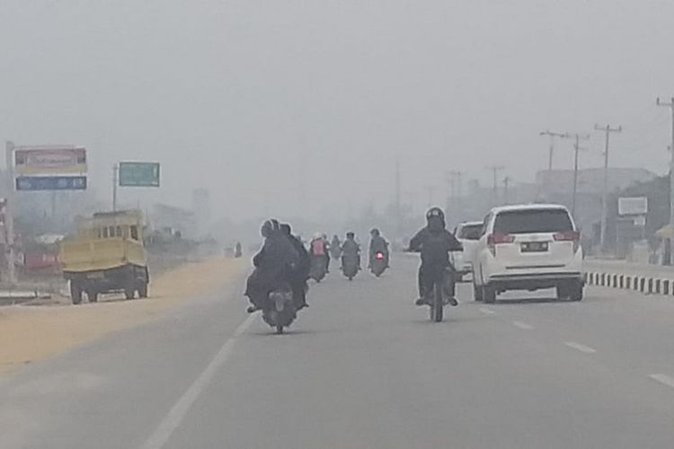 Kabut asap karhutla masih pekat menyelimuti wilayah Kota Pekanbaru, Riau, Minggu (15/9/2019).