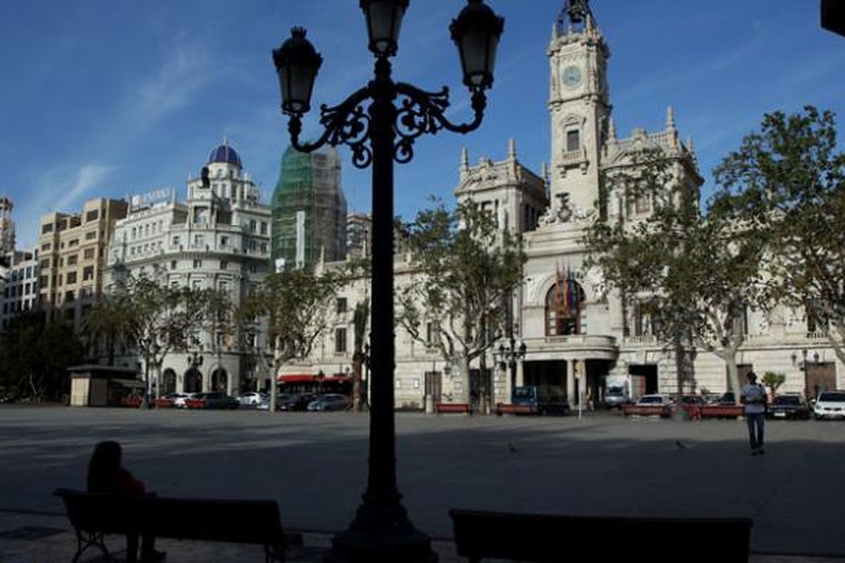 Menikmati pagi di taman Balai Kota Valencia, Spanyol.