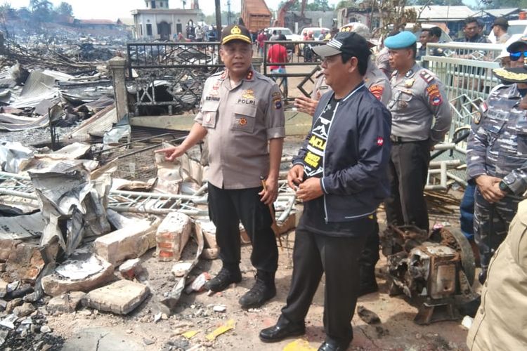 Gubernur Kalsel Syahbirin Noor bersama Kapolda Kalsel Irjen Yazid Fanani mengunjungi lokasi kebakaran di Desa Sungai Bali, Kotabaru, Kalsel, Minggu (24/11/2019). Syahbirin mengintruksikan untuk segera membantu para korban.