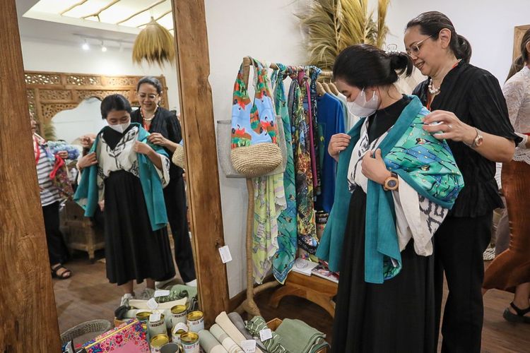 20 Usaha Mikro, Kecil dan Menengah (UMKM) perajin lokal terpilih menjadi bagian dari House of Craft, dalam Pameran Future SMEs Village di Bali Collection, Nusa Dua, Bali selama G20 Indonesia 2022 berlangsung.