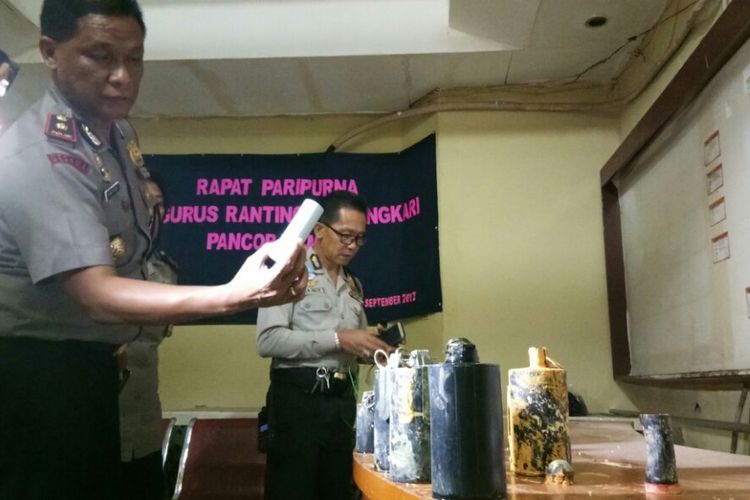 Kapolsek Pancoran Mas Komisaris Roni Wowor saat memperlihatkan granat dan peluru gas air mata di Mapolsek Pancoran Mas, Depok, Kamis (19/10/2017) malam. Seluruh amunisi yang masih dalam keadaan aktif itu ditemukan di tempat pembuangan akhir (TPA) sampah di Cipayung, Depok pada Kamis sore.(Kompas.com/Alsadad Rudi)