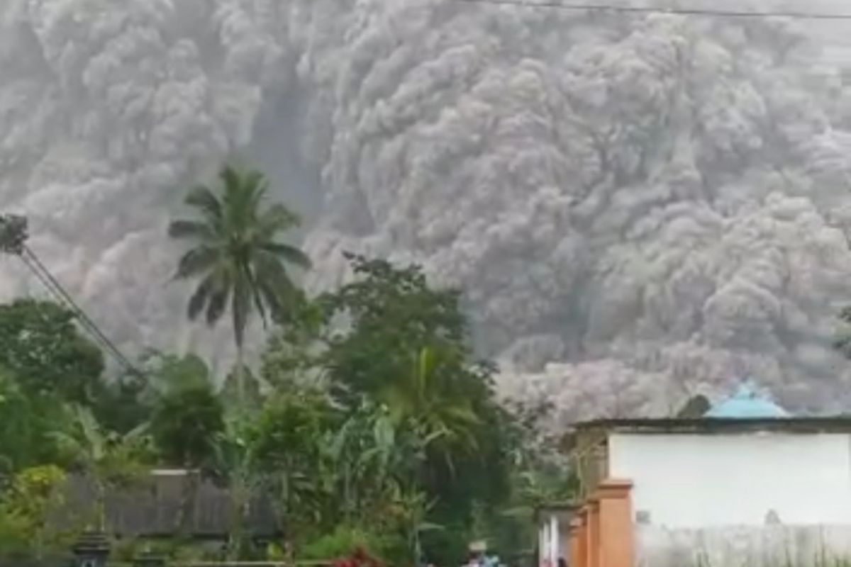 Tangkapan layar dari video yang beredar akibat awan panas guguran (APG) yang keluar dari Gunung Semeru, Jawa Timur.