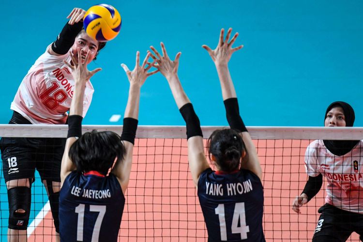 Pebola voli Indonesia Andriyanti melepas smash ke tim voli Korea pada pertandingan babak perempatfinal bola voli putri Asian Games 2018 di Tennis Indoor Senayan, Jakarta Pusat, Rabu (29/8/2018). Tim voli Korea Selatan menang dan melanjutkan ke semifinal.