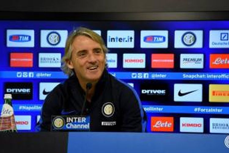Pelatih Inter Milan, Roberto Mancini, melakoni konferensi pers menjelang pertandingan kontra Napoli di Stadion San Paolo, Senin (30/1/2015). 