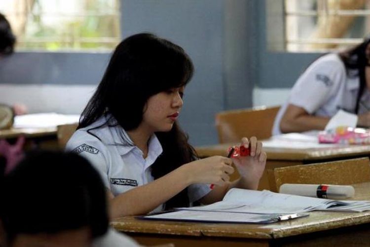 Siswa mengikuti ujian nasional SMA/SMK sederajat di SMA Negeri 1 Makassar, Sulawesi Selatan, Kamis (18/4/2013) lalu.  