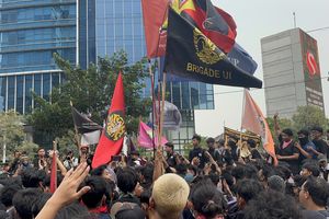 Massa Demo 28 Oktober Dicegat di Jalan Jenderal Sudirman, Dorong-Dorongan dengan Aparat