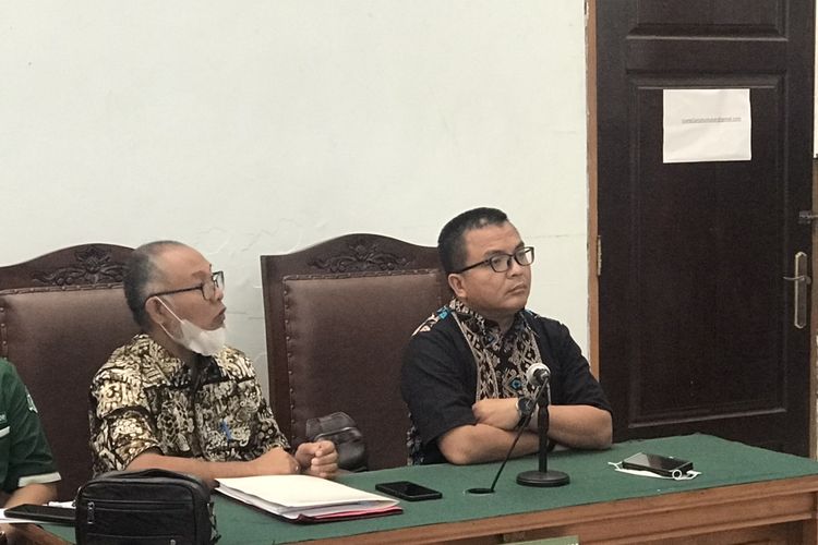 Kuasa hukum mantan Bupati Tanah Bumbu, Mardani H Maming, Bambang Widjojanto dan Denny Indrayana dalam persidangan praperadilan melawan Komisi Pemberantasan Korupsi (KPK) di Pengadilan Negeri (PN) Jakarta Selatan, Selasa (12/7/2022).