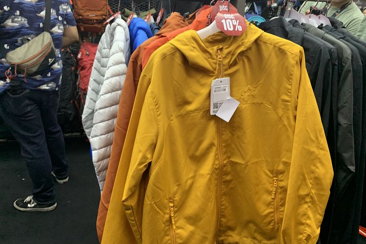 Harga jaket gunung Eiger mulai dari Rp 300.000. Termahal, Eiger menjual jaket berbahan bulu angsa hingga Rp 2,5 jutaan.