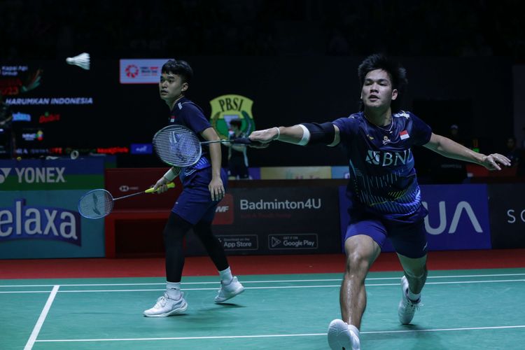 Ganda putra Indonesia, Leo Rolly Carnando dan Daniel Marthin bertanding melawan ganda putra Malaysia, Ong Yew Sin dan Teo Ee Yi di babak 16 besar Indonesia Open 2023 di Istora Senayan Jakarta, Kamis (15/6/2023). Leo/Daniel melaju ke perempat final setelah menang dengan poin 22-20 dan 21-17.