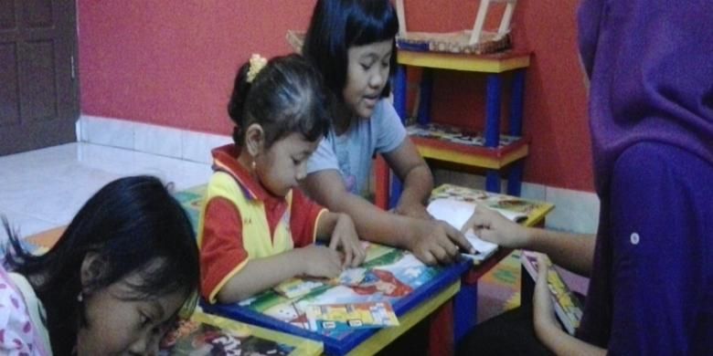 Yanti (9) paling ujung sedang belajar di lembaga Pendidikan Anak Usia Dini (PAUD)