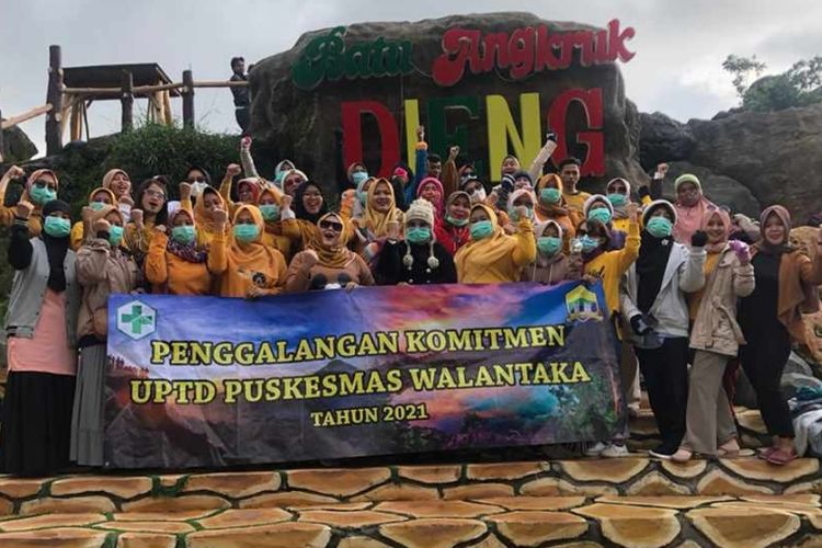 Tenaga kesehatan Puskesmas Walantaka saat berlibur ke Dieng, Wonosobo