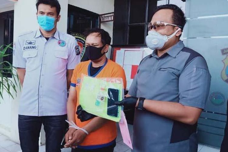 Polisi memperlihatkan oknum PNS Pemkot Surabaya yang diringkus Satresnarkoba Polrestabes Surabaya karena nyabu berikut barang buktinya, Rabu (3/6/2020). 
