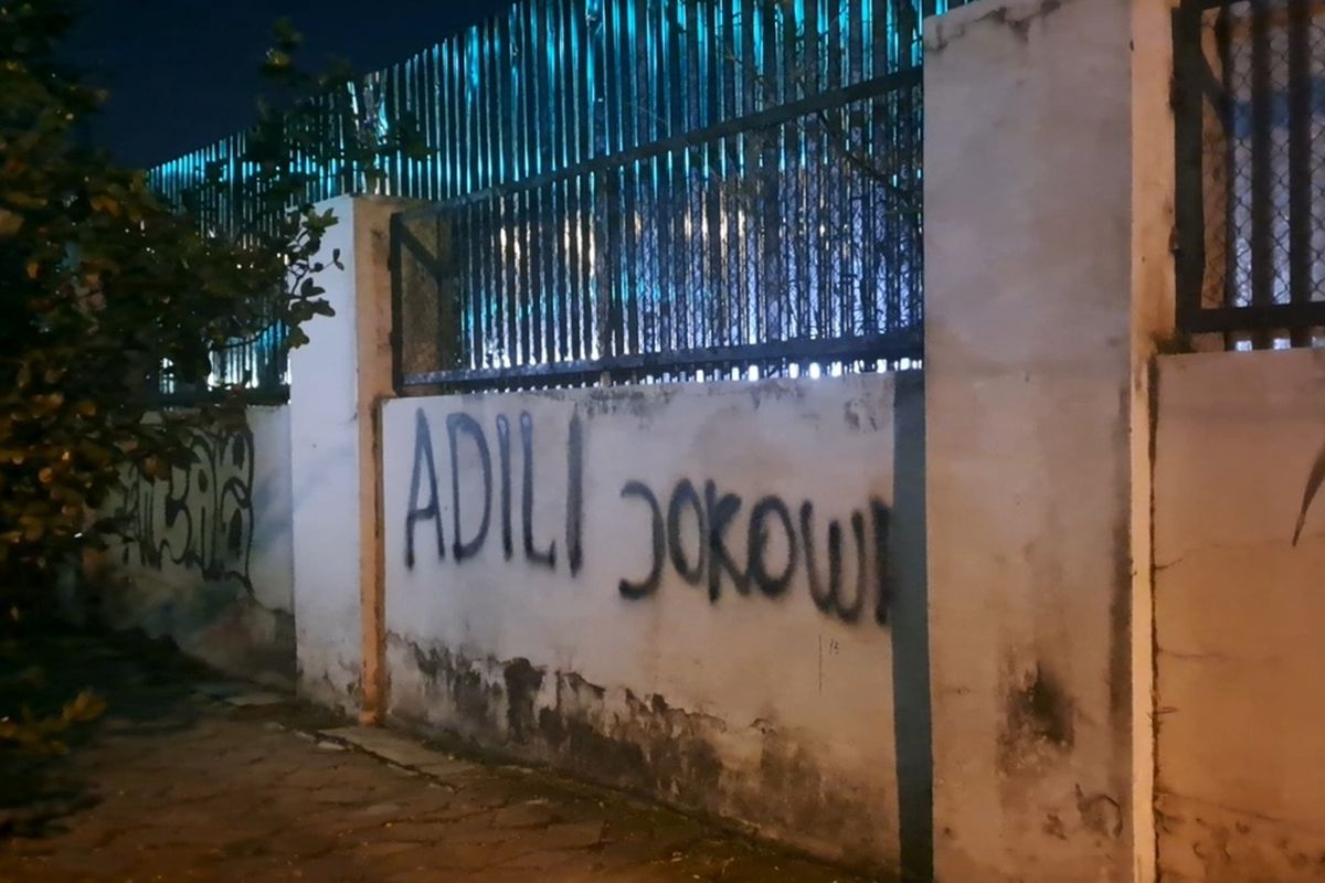 Coretan 'Adili Jokowi' bermunculan di Kota Solo, Jawa Tengah (Jateng) pada Selasa (4/2/2025).