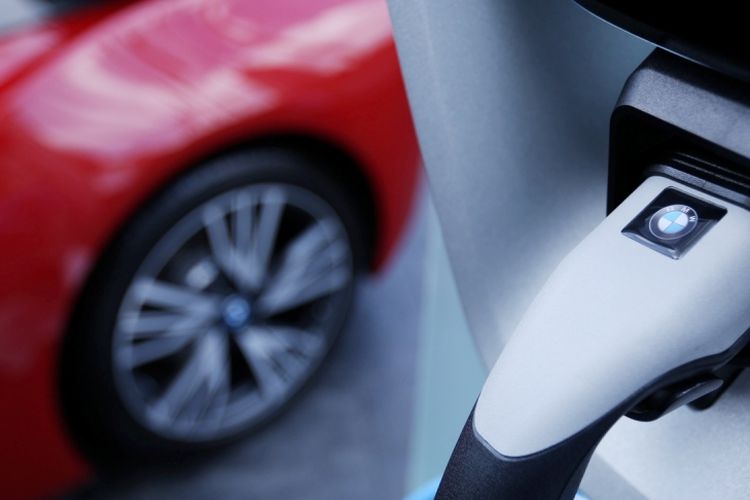 Simulasi pengisian bahan bakar listrik mobil Hybrid BMW i8  saat acara penyerahan kunci di Grand Hyatt, Jakarta, Kamis (20/4/2017). Penyerahan unit pertama kali dilakukan oleh BMW dengan penyerahan kunci secara resmi oleh President Director BMW Group Indonesia Karin Lim kepada pemilik pertamanya.