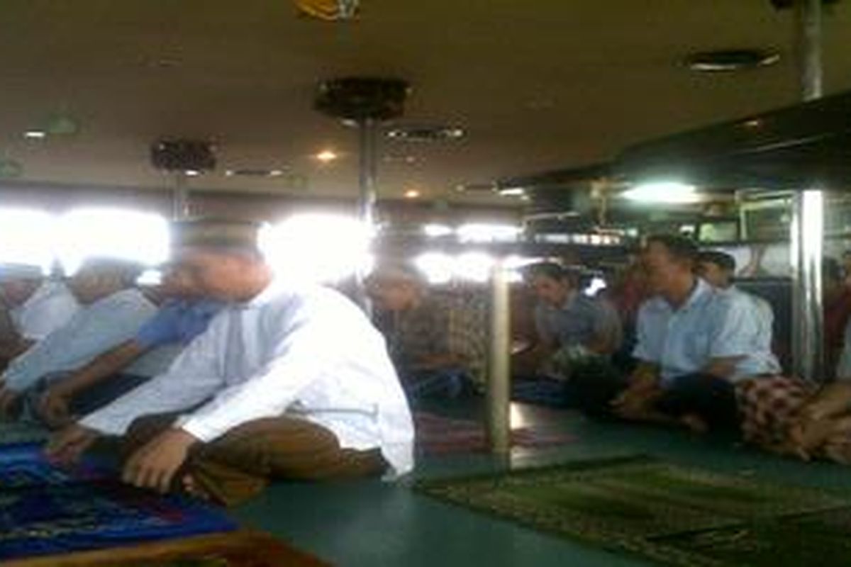 Kompas/Adi Sucipto K Penumpang dan anak buah kapal melaksanakan shalat ied di atas kapal Musthika Kencana Rabu (31/8) 