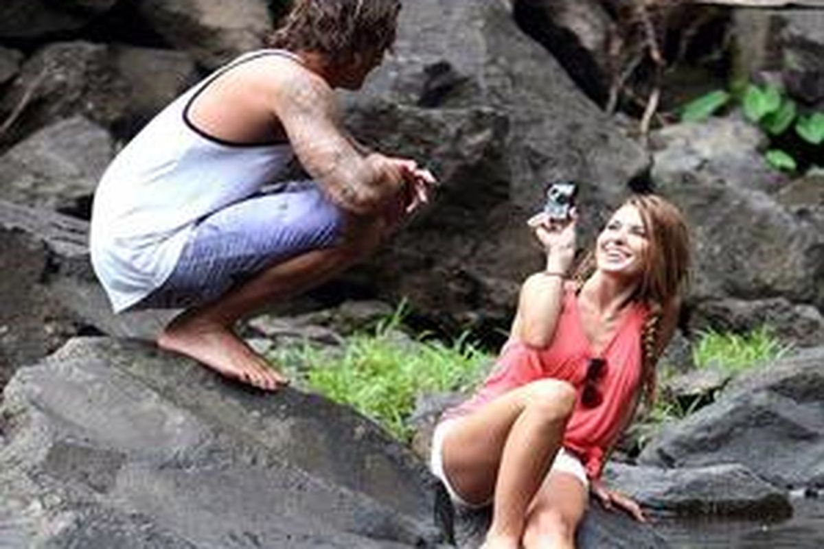 Entah karena fisik atau faktor lain, yang jelas ada hal yang membuat cinta ini begitu membara. 