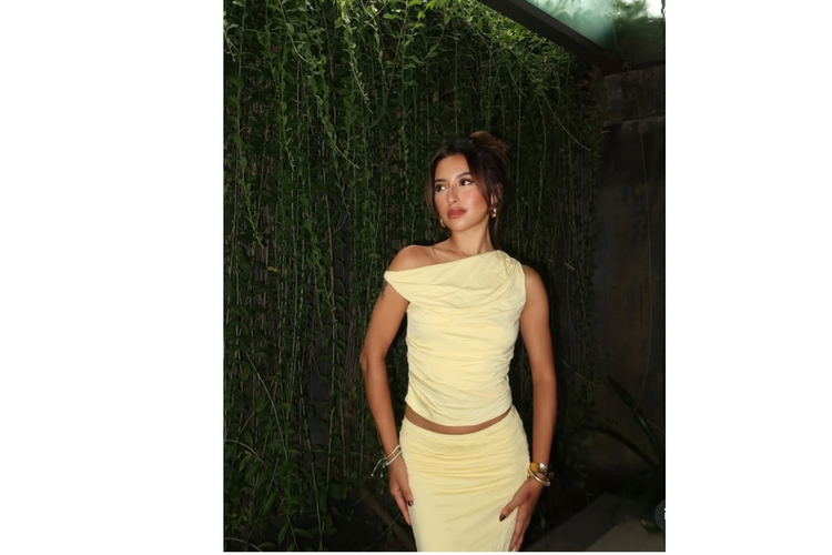 Outfit Jennifer Coppen yang bisa jadi inspirasi. 
