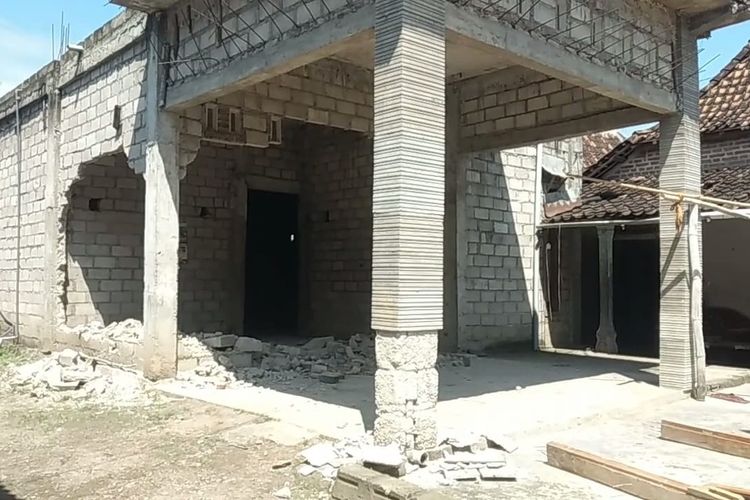 Rumah milik Siti Fatimah yang hendak dirobohkan di Dusun Pucanganom, Desa Pucanganom, Kecamatan Kebonsari, Kabupaten Madiun, Jawa Timur, Kamis (18/4/2024). 