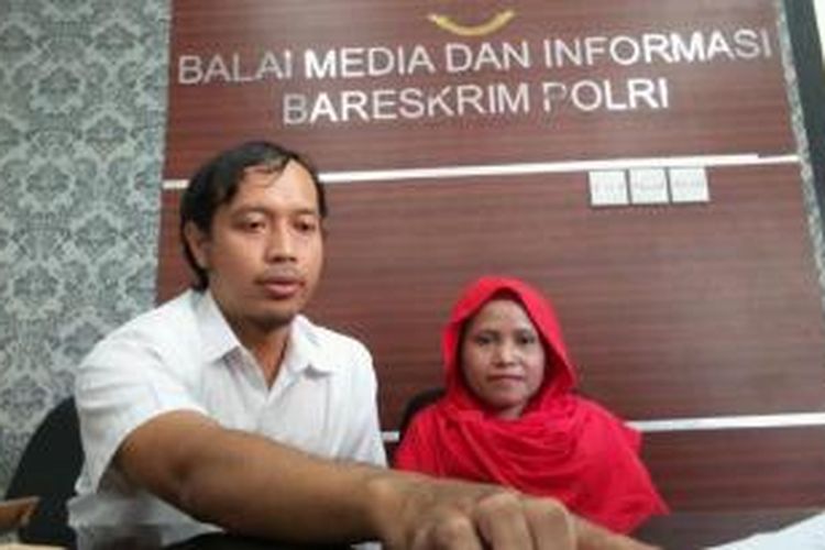 Koordinator Formigran Jamaluddin Suryahadikusuma saat menemani TKW bernama Elikah Sapro diperiksa di Bareskrim Polri, Senin (14/9/2015). Elikah adalah TKW yang menjadi korban tindak pidana perdagangan manusia.