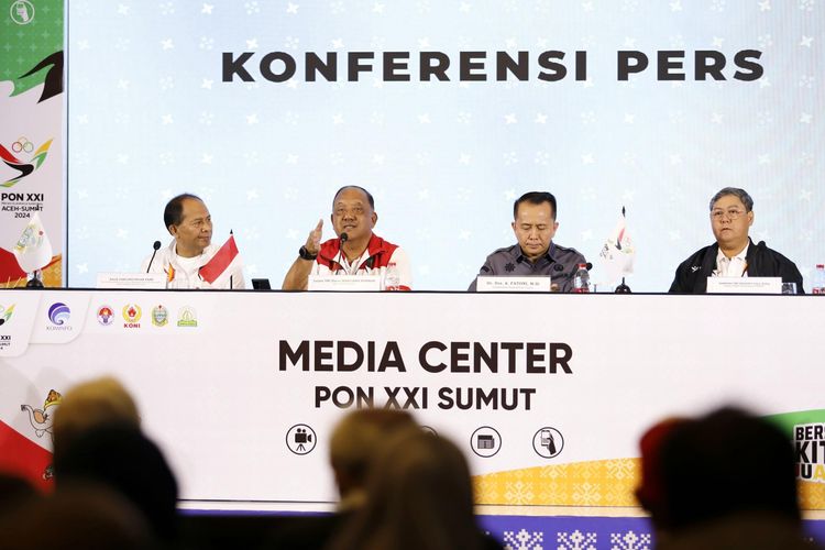 Ketua KONI Marciano Norman bersama Pj Gubernur Sumur Agus Fatoni dan Direktur IKPMK Kominfo Bambang Dwi Anggono terlihat menghadiri konferensi pers di Media Center PON XXI Medan, Sumatera Utara, Kamis (19/9/2024).