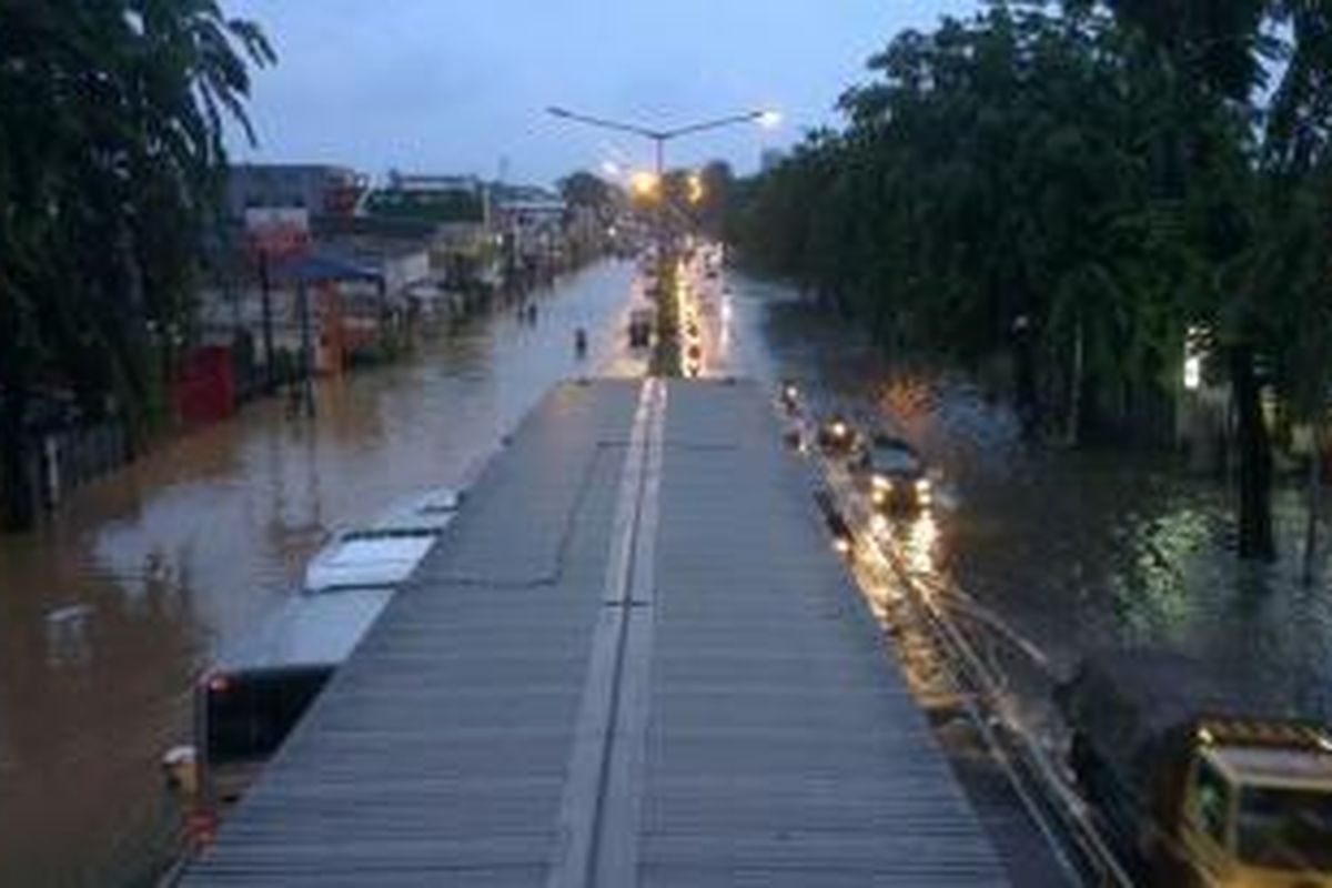 Kondisi banjir di Jalan Otista, Jakarta Timur, Sabtu (18/1/2014) pagi diambil dari Twitter @sigitindarto via Twitter TMC Polda Metro Jaya.