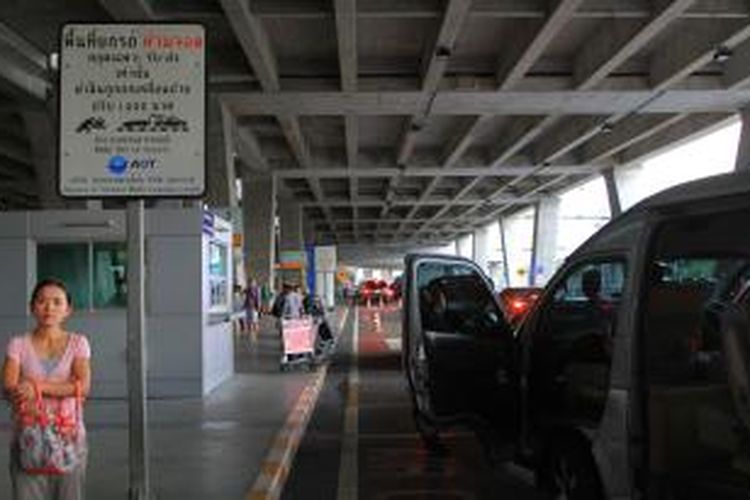 Papan peringatan larangan untuk tidak parkir sembarangan yang ada di Bandara Suvarnabhumi, Thailand.